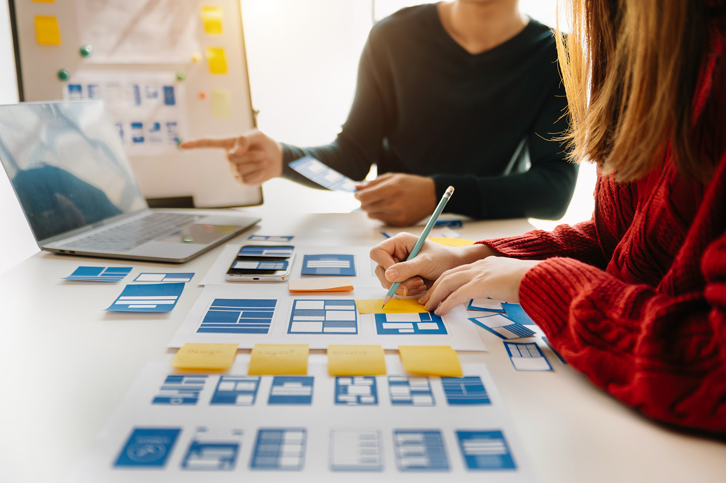 Une équipe de développeurs est concentrée sur la création d'un site web moderne