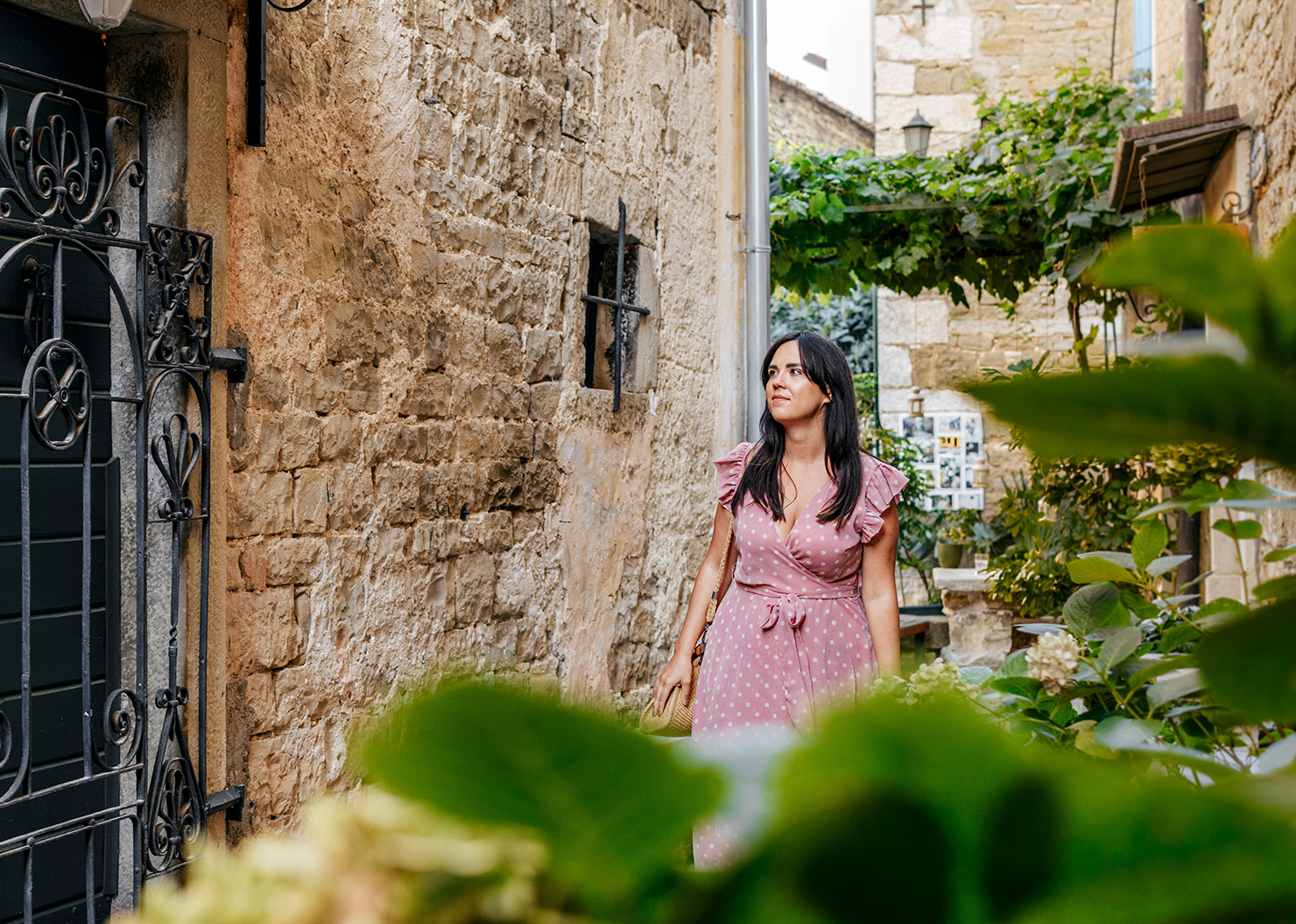 Un propriétaire d'entreprise locale consulte son nouveau site web sur une tablette