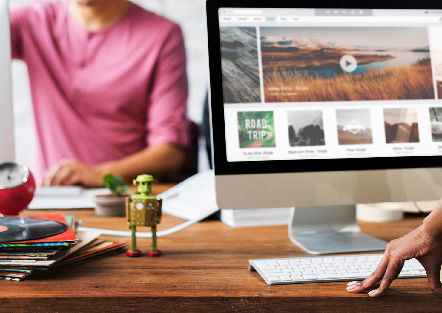 L'image montre une réunion d'équipe dynamique dans une agence web