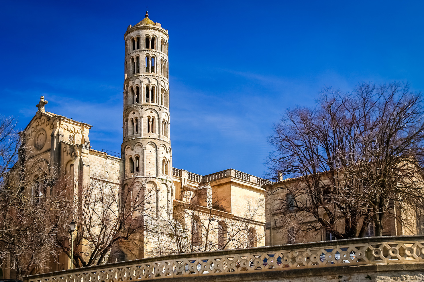 Vue panoramique d'Uzès, mettant en valeur ses monuments historiques et ses commerces locaux